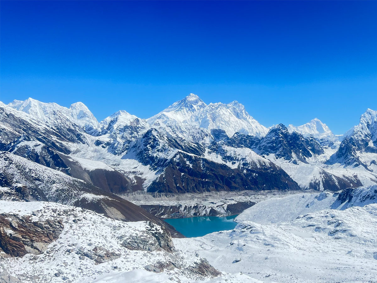 gokyo lake trek in winter