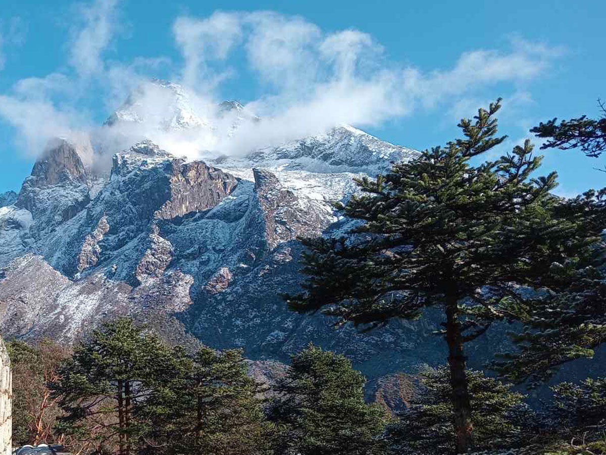 trekking in everest region during winter